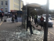 Четирима са пострадалите в мелето на спирката във Варна, двама от тях с опасност за живота