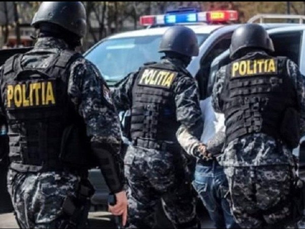 Румънската гранична полиция откри 11 мигранти скрити в микробус на