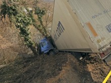 Турски ТИР падна в дере и помете двама души