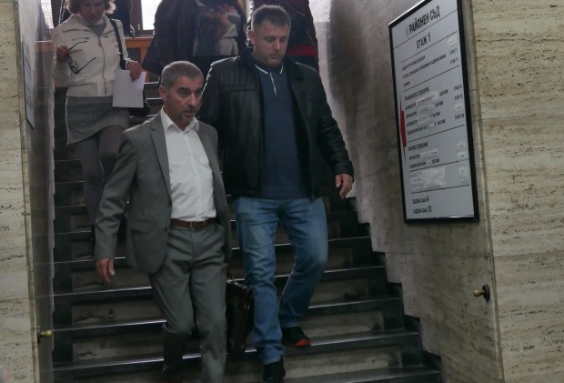 Пенчо Дерузов (вдясно) в съдебната палатаУжасяващата катастрофа разтресе общността около
