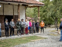 Бунт срещу русото барби Силвия във "Фермата"