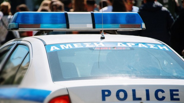 Гръцката полиция арестува двама мъже и една жена, замесени в