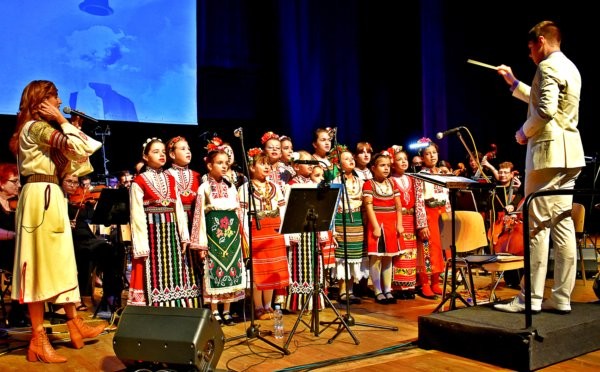 Изпълнение на сладуранките от народен хор Българче при ЦПЛР –
