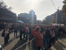 Конвоираха кмета на Несебър за клетвата му, стотици се събраха в негова подкрепа пред Общинския съвет