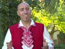Култовият фолкпевец със скъпарското "Бентли" стана селски кмет