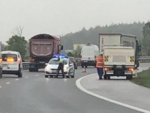 Товарен автомобил се обърна по пътя за Ришкия проход