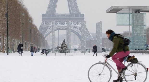 Обилните снеговалежи във Франция, започнали вчера, причиниха смъртта на един