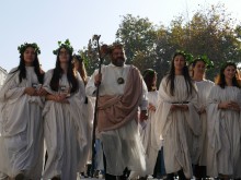Гръцки бог си взе модерен часовник за колоритно шествие на Главната