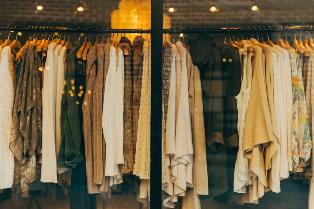 Скъпи бутици изкупуват най-хубавите дрехи и аксесоари от магазините за