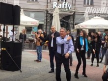 Председателят на ОбС и кметът на Окаяма танцуваха "Ураджа" на пл. "Стефан Стамболов"