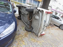 Шофьор обърна кола, за да си освободи място за паркиране