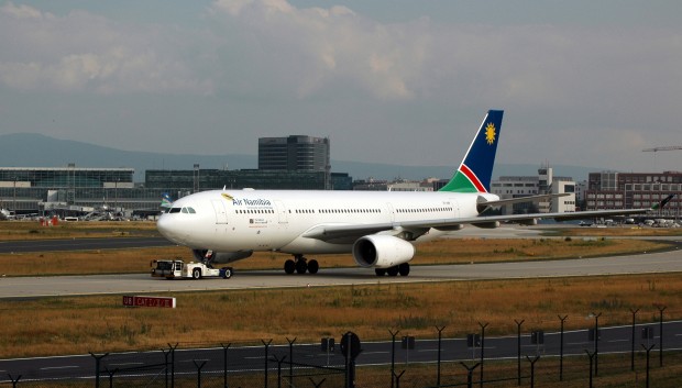 Самолет на Еър Намибия се сблъска със самолет на Кореън