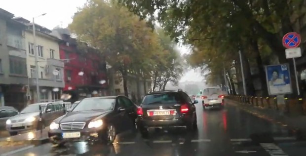 "Мерцедес" в насрещното на най-оживеното място в Пловдив! Читател: Виртуоз!