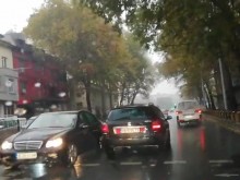 "Мерцедес" в насрещното на най-оживеното място в Пловдив! Читател: Виртуоз!