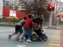Роми сътвориха истинско безумие на кръстовище в Пловдив!