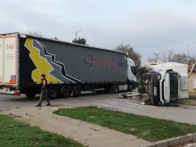 Украински ТИР се вряза във варненски камион
