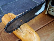 Мъж влезе в ресторант с моторен трион, разказа играта и на музикантите, и на собственика