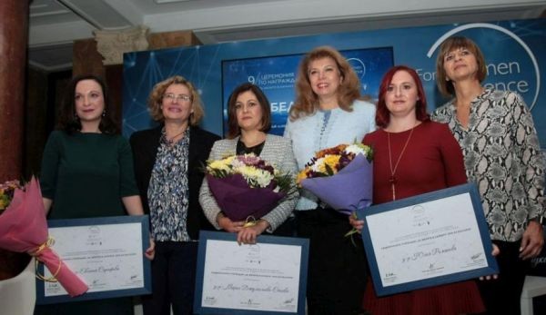 Вицепрезидентът Йотова награди победителка в програмата "За жените в науката“