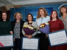 Вицепрезидентът Йотова награди победителка в програмата "За жените в науката“