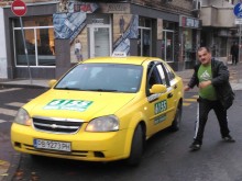 Побеснял таксиджия псува като хамалин, грозно заплаши шофьорка!