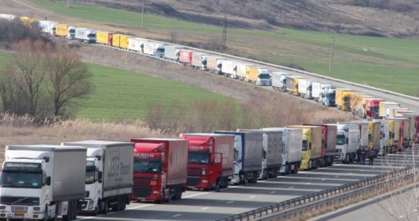 Рекордни опашки се извиха на границата ни с Турция