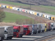 Рекордни опашки се извиха на границата ни с Турция