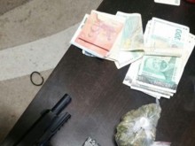 Акция в Пловдив! Арестуваха трима с наркотици и оръжия