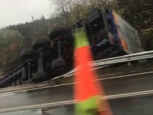 Пловдивски ТИР падна върху кабината си от голяма височина на АМ "Тракия"!
