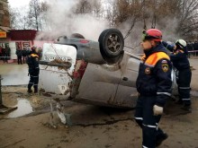 Двама се свариха живи, след като пропаднаха в яма с колата си