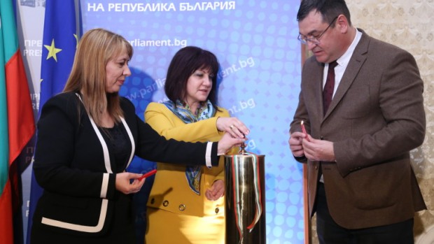 Цвета Караянчева и Славчо Атанасов запечатаха капсула на хилядолетието