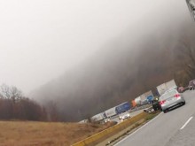 Жена пострада при верижна катастрофа с пет автомобила край Стара Загора