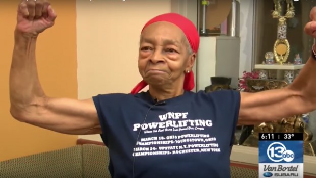 YouTube
82-годишна жена бодибилдър е успяла да ступа и да спре