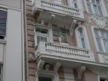 Парчета падат от опасна тераса до Драматичния театър
