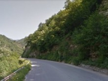 Свлачище блокира пътя Кричим- Михалково