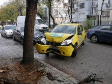Шофьорка на такси е откарана в болница след тежък инцидент в Пловдив