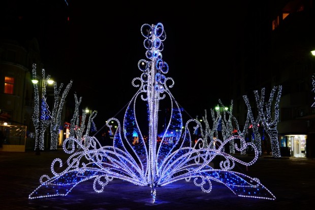 Празничната коледна и новогодишна украса във Варна тази година е