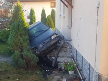 Лудост! 18-годишен шофьор се вряза във входа на къща