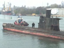 Уникална операция започна във Варна, изтеглят подводница "Слава" до Белослав
