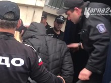 Докараха "наивната" варненска банкерка в съда, крие се!
