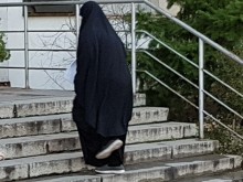 Жена с бурка шокира читател! Той: Виждаха й се само очите!