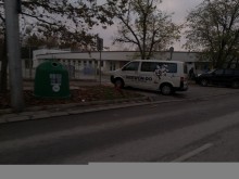 Възмутен читател: Така ли се спира пред входа на детска градина?