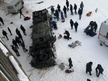 19 души загинаха след падане на автобус в замръзнала река в Русия