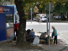 Написаха акт на баба с пенсия от 102 лева, продавала домати без разрешение