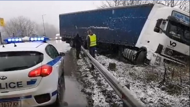 Нова тв
ТИР катастрофира на изхода на Велико Търново в посока