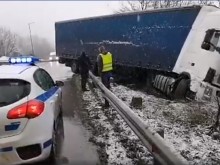 ТИР катастрофира на изхода на Велико Търново, имало е опасност да падне на жп линия