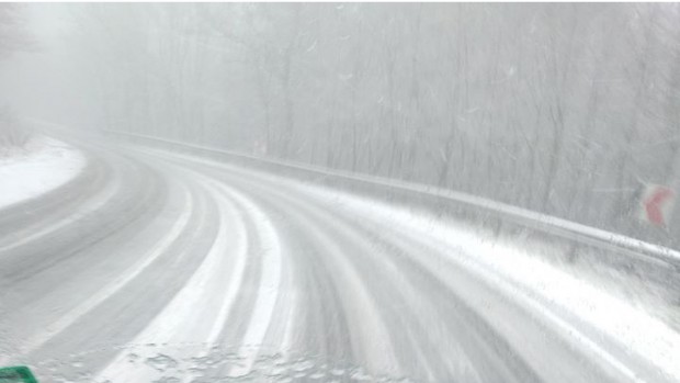 Фейсбук Първият сняг изненада неприятно шофьорите пътуващи от Бургас за