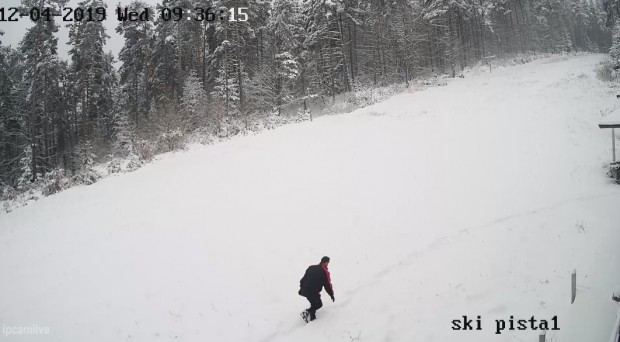 25 сантиметра сняг на "Хижа Здравец", продължава да вали
