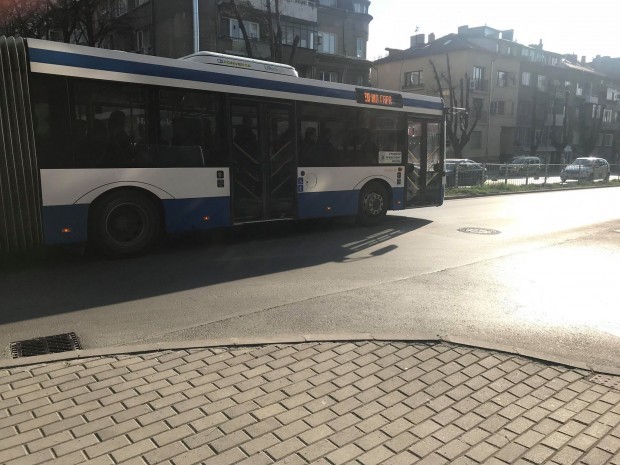 Жена падна от автобус, той мина през крака й!