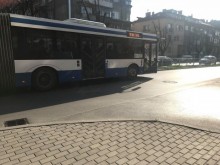 Жена падна от автобус, той мина през крака й!