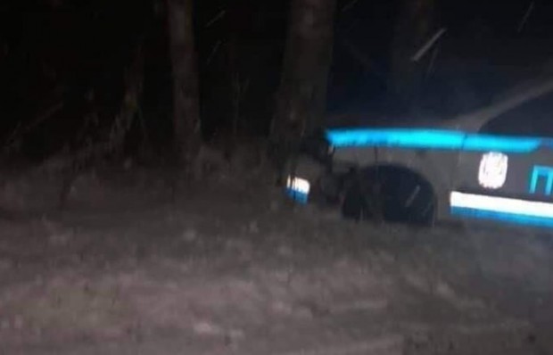 Патрулка се вряза в дърво заради непочистен път към "Хижа Здравец"